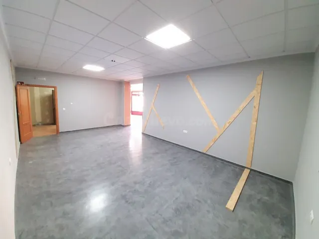 LOCAL EN VENTA, FORMA ESQUINA A DOS CALLES Y CON MUCHA LUZ N - foto 4