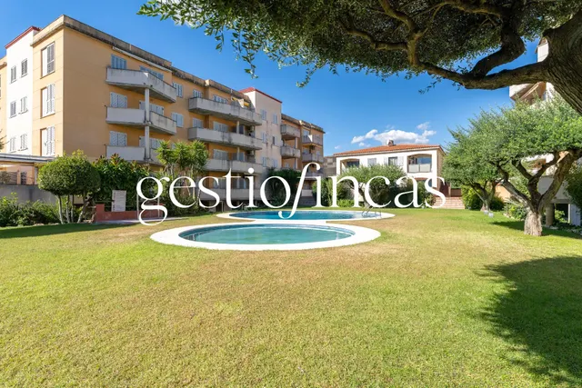 Espectacular bajo con gran jardín privado, piscina y parking a 5 minutos del mar — 42