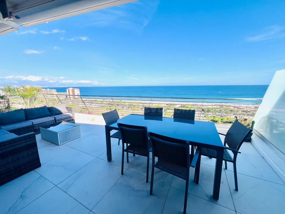 Apartamento en 1ª línea de playa Arenales del Sol.