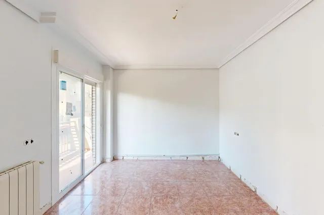 Piso exterior de 111 m2 con 4 dormitorios, garaje y trastero en Av Juan Antonio Perea — 38
