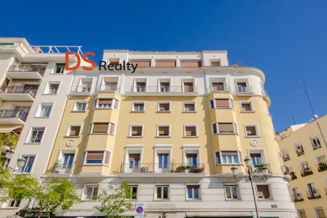 Ds realty presenta | vivienda exterior con tres balcones y terraza frente al templo de debod — 41