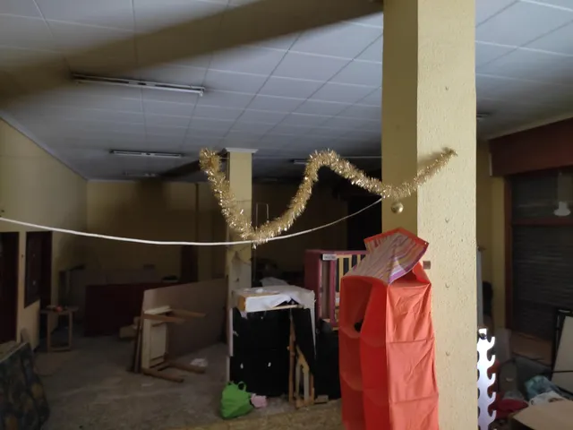 LOCAR HACIENDO ESQUINA FICCIA ,, con 5 escaparates JUNTO A CONSUM — 10