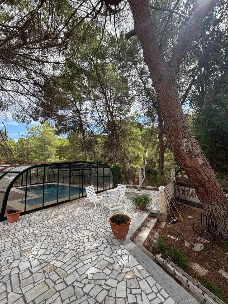 Chalet exclusivo con piscina cubierta de cristal y más de 300 m2 en urbanización Los Teatinos