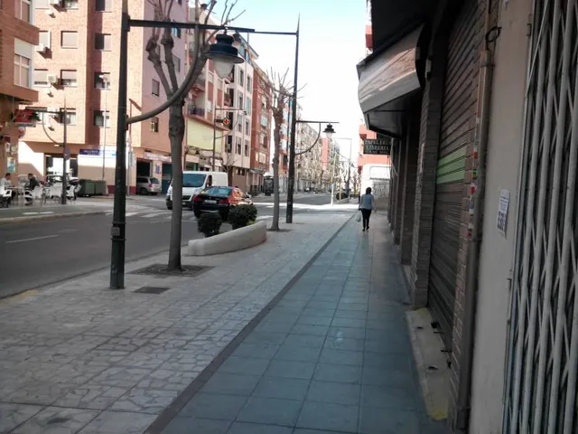 BAJO EN PLENA AVENIDA CAMI NOU — 4