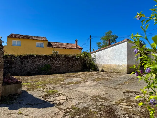 CONJUNTO DE EDIFICACIONES CON TERRENO URBANO EN LA REVILLA. — 28