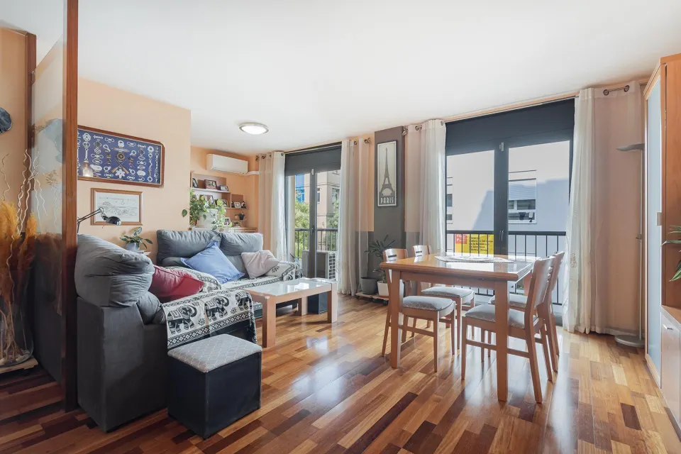 Piso de 3 habitaciones con balcón, 2 baños y mucha luz junto a Barceloneta