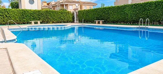 Bungalow esquinero renovado con terraza privada y piscinas comunitarias — 17