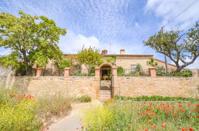 Urbis te ofrece una casa con terreno en venta en Doñinos de 