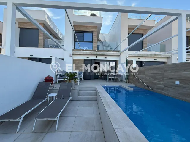 FANTASTICO CHALET ADOSADO DE RECIENTE CONSTRUCCIÓN EN ROJALE