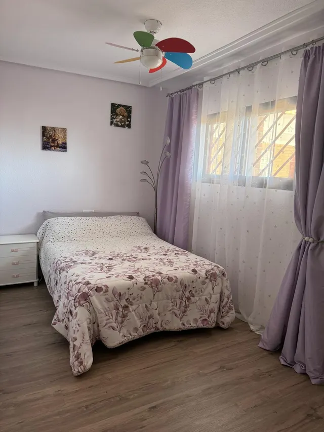 Ático orientado al sur con vistas al mar y amplia terraza en el centro de Torrevieja — 25