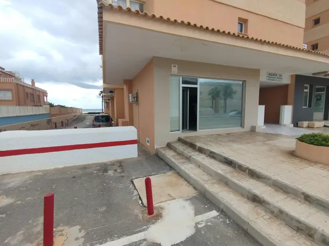 LOCAL COMERCIAL EN ESQUINA – LA MANGA DEL MAR MENOR (KM 7)  Precio: 58.000 €  Superficie: 80 m2 construidos (40 m2 planta calle + 40 m2 sótano) — 10