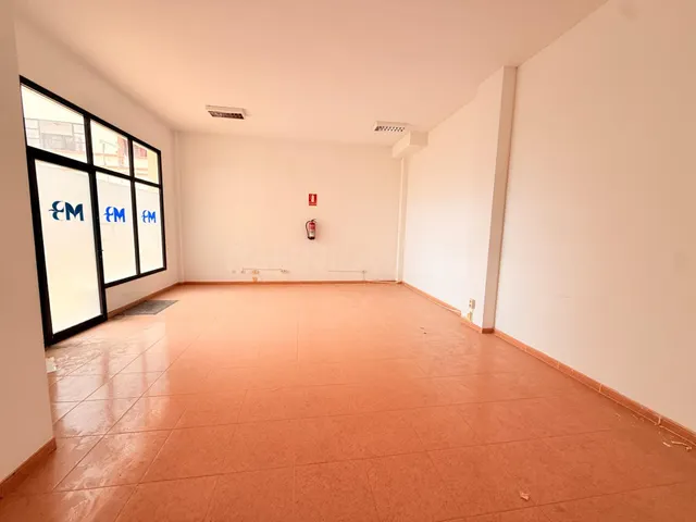 LOCAL COMERCIAL CON ESCAPARATE, DIAFANO EN CALLE RAMON Y CAJ - foto 3