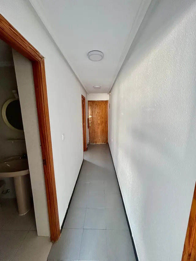 ¡Oportunidad Única! Ático para Reformar en el Centro de Torrevieja con Vistas Despejadas. — 7