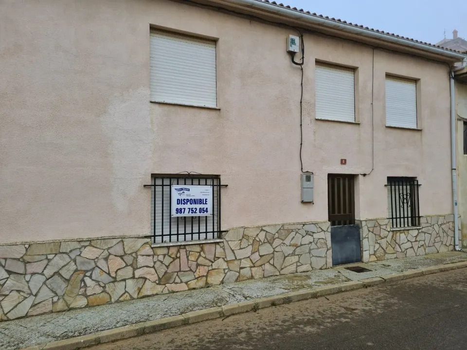SE VENDE CASA DE DOS PLANTAS EN MATALLANA DE VALMADRIGAL.5 HAB., SALÓN, COCINA, 2 BAÑOS, PATIO.