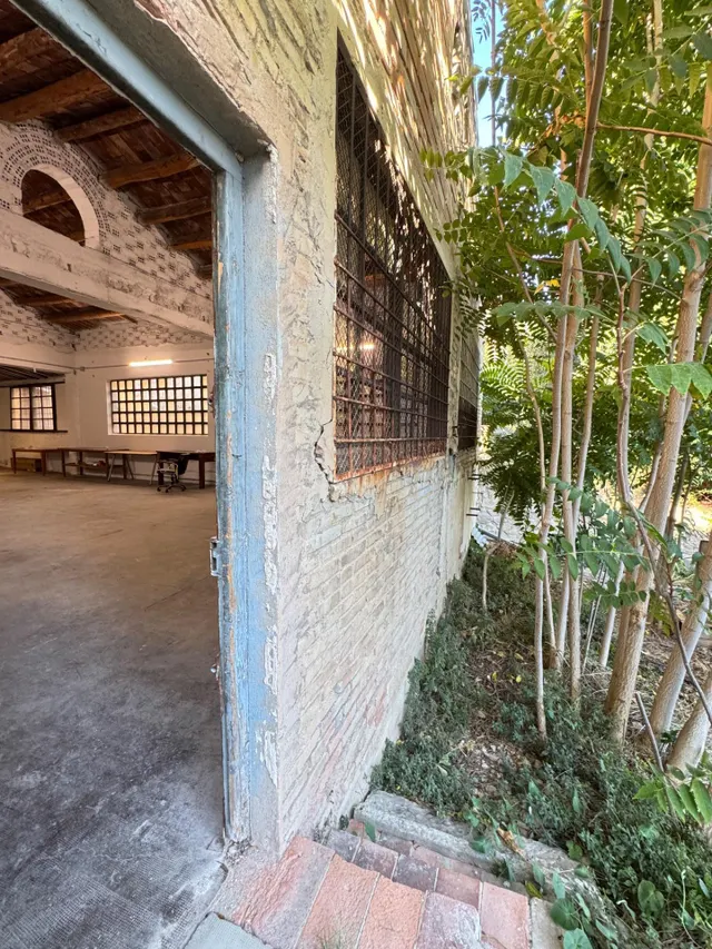 Nave en zona urbana con 264 m2 y con jardín de 114 m2 orientado al sur, garaje y gran potencial como estudio profesional. — 11