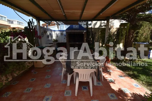 VILLA de 2 alturas con JARDÍN y PISCINA — 8