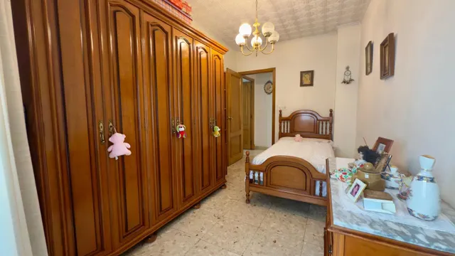 ¡Tu nuevo hogar en este encantador piso en un edificio con carácter del año 1975 y 4 habitaciones! — 20