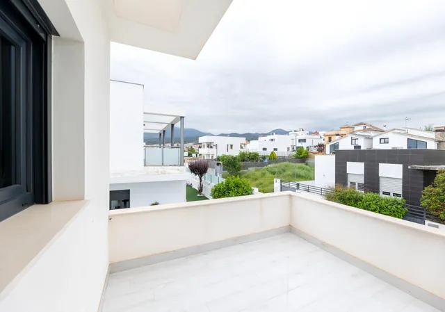 Bonita casa independiente de reestreno en zona residencial de la Zubia — 25