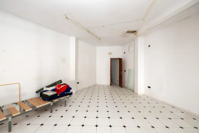 Local de 130 m2, diafano en Gojar, cerca del centro, en zona residencial con mucho paso de vehiculos — 5