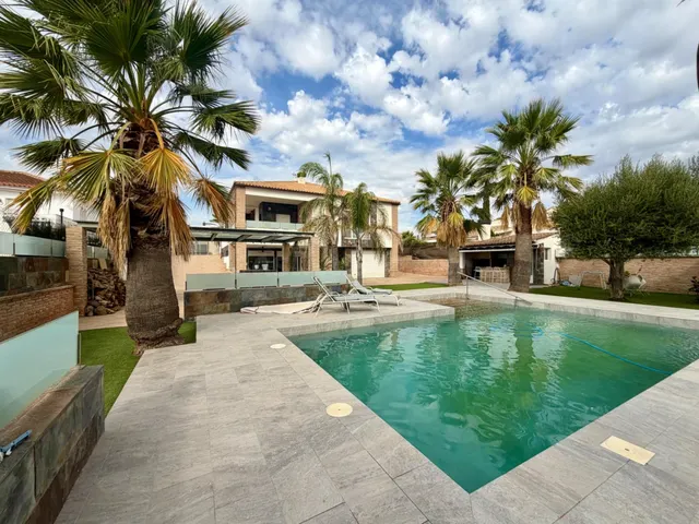 CHALET INDEPENDIENTE EN LOS CONEJOS CON PISCINA, CINCO DORMI