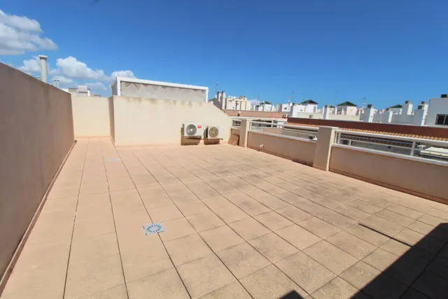 Ático de 3 dormitorios y 2 baños, con solárium privado y plaza de aparcamiento — 28