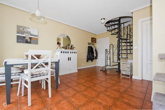 DÚPLEX CON VISTAS, TERRAZA Y 3 GARAJES - foto 4