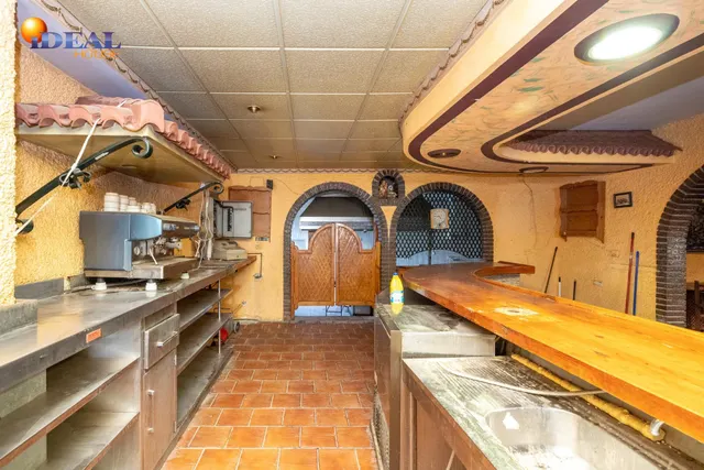 Terreno urbanizable, actualmente hay un restaurante. — 14