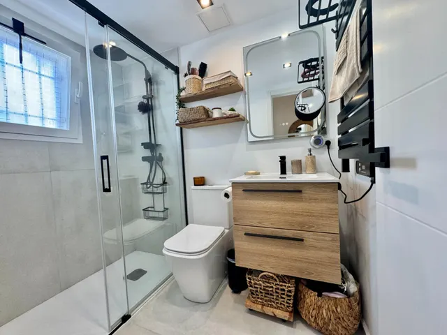 Venta de casa adosada con tres dormitorios en Benalmádena Costa, Málaga, Costa del Sol — 31