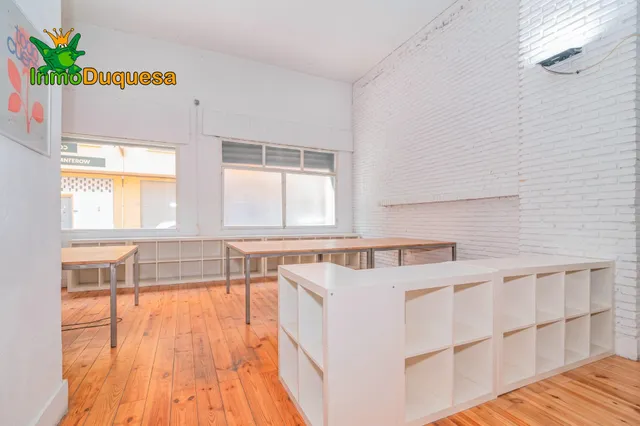 Local comercial de 87 m2 junto a calle Obispo Hurtado. Con doble altura. — 6