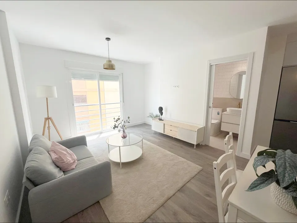 Precioso apartamento a a estrenar con patio. Entorno de calle Hilera.