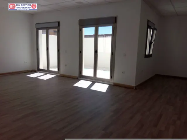 local totalmente nuevo, con mas de 140 metros, en policlínica de nueva creación, con despacho y aseo, ascensor, suelos de tarima, muy buena iluminación natural, cercano al hospital. Tambíen se pue — 9