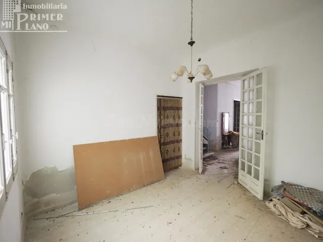 Se vende casa de dos plantas para reformar en pleno centro d - foto 3