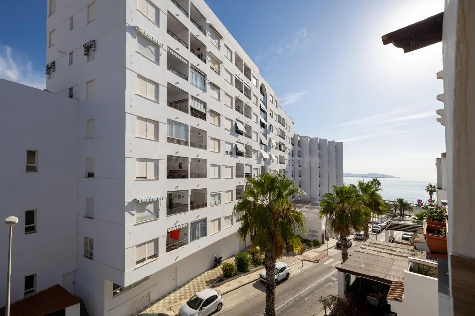 Dúplex de 4 dormitorios con vistas al mar, terraza y piscina en Velilla-Taramay