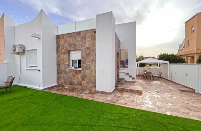 TOTALMENTE REFORMADO! CHALET SEMI-INDEPENDIENTE EN ORIHUELA COSTA — 20