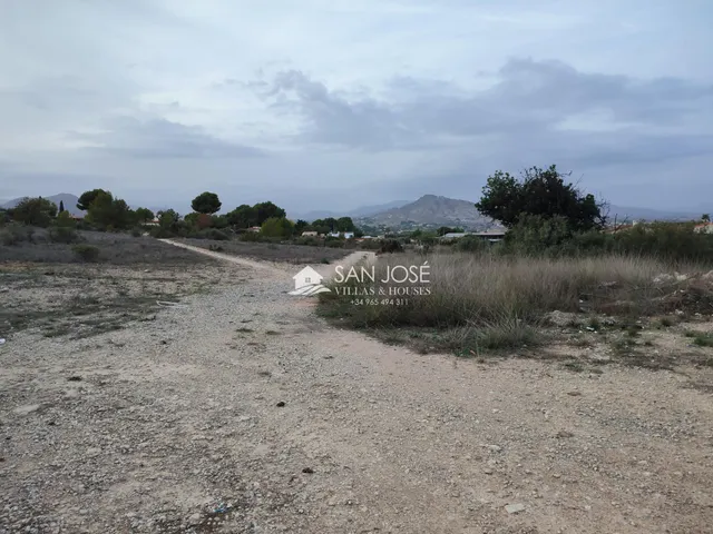SE VENDE TERRENO EN ASPE. ZONA BIEN COMUNICADA — 2