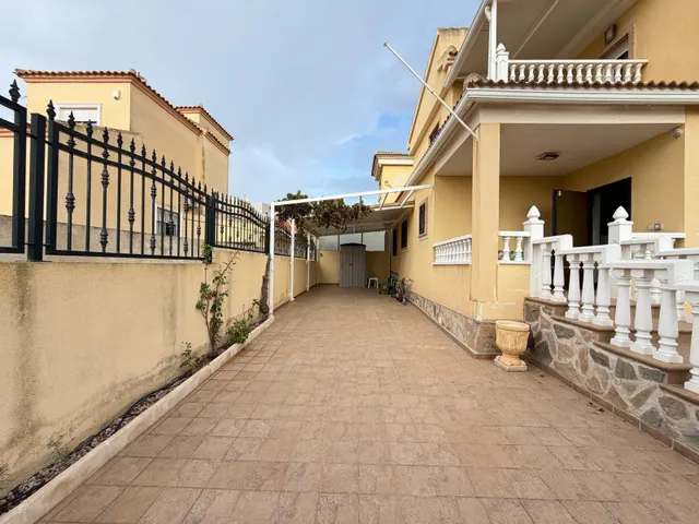 VILLA EN CAMPOAMOR "LOMAS DE DON JUAN" DE 4 DORM. 2 BAÑOS. CON SUPERFICIE DE 133 M2 Y PARCELA DE 74 M2. CON PISCINA. — 7