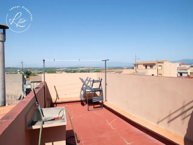 Oportunidad Única de Inversión en Garriguella : Edificio Residencial con Local/Garaje y Rentabilidad Inmediata — 16