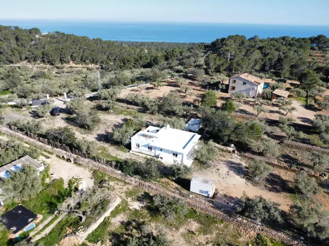 Exclusiva finca con casa ibicenca y vistas al mar junto a l’