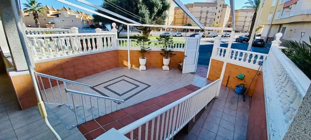 Bungalow con amplia terraza a pocos pasos de la playa y orientación Sur. — 3