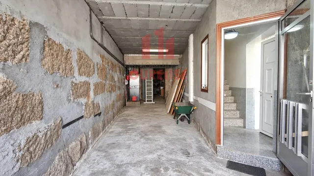 Casa de tres plantas con terraza y garaje amplio cerca del pazo de bentraces — 43