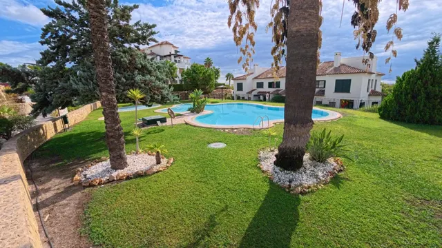Apartamento de planta baja de esquina con 2 dormitorios con jardin y vistas parciales al mar — 30
