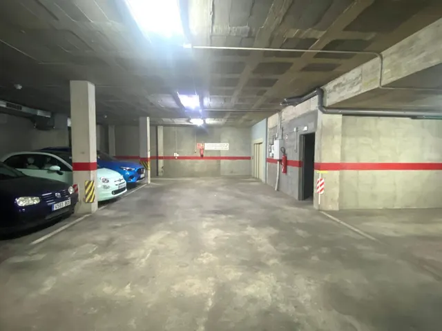 PLAZA DE PARKING AMPLIA EN VENTA EN SANTA CATALINA — 9