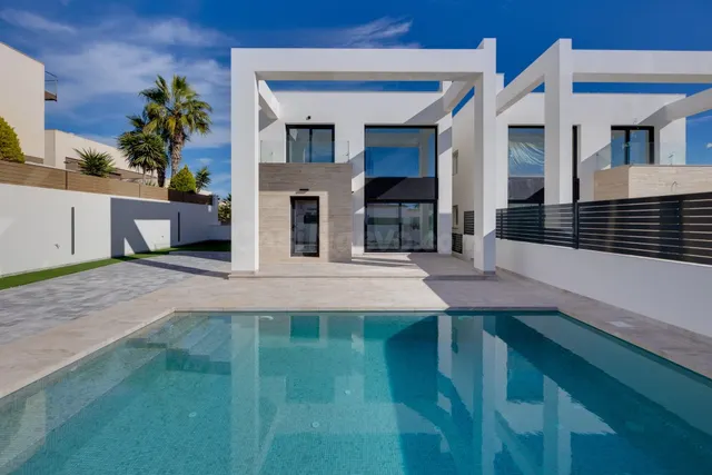Chalet en Torrevieja, Costa Blanca, con piscina privada y vi
