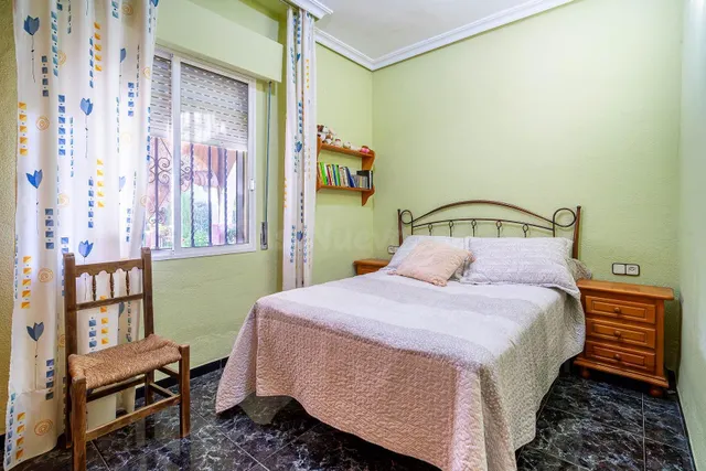 Chalet independiente con piscina privada, amplio jardín y 6 dormitorios en Bollullos de la Mitación — 5