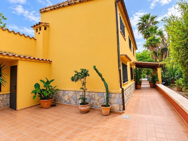 Villa con piscina y parcela de 2.075 m2 en Ses Rotgetes, cerca de Palma — 25
