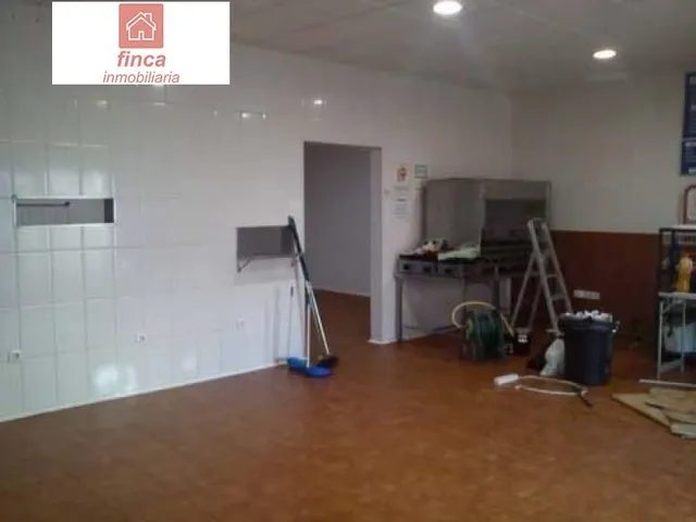 PUEBLA DE LA CALZADA, LOCAL EN EL CENTRO, AMPLIO, CON PATIO 