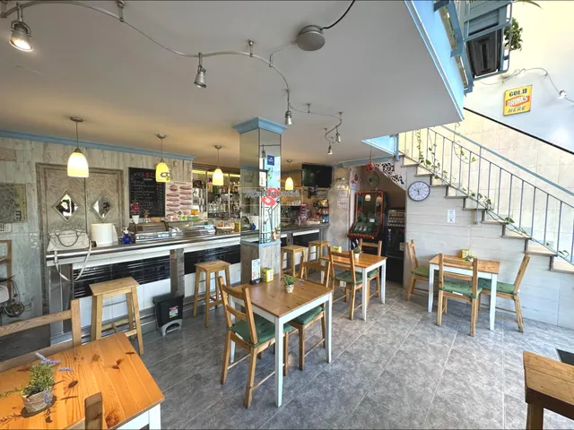 PALAMÓS: SE VENDE LOCAL con negocio de BAR - CAFETERÍA ya mo