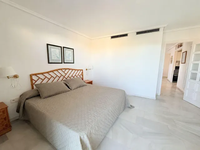 Apartamento con una gran terraza esquinera en  la urbanización Arpón II, en el kilómetro 4 de La Manga del Mar Menor. — 19