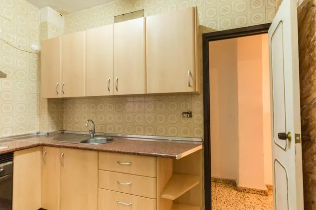 Amplio piso en venta para reformar en el Barrio del Carmen, Murcia — 28