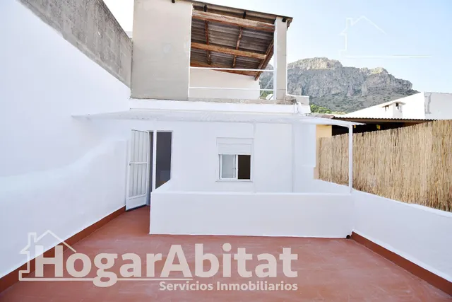 AMPLIA Y BONITA CASA REFORMADA CON 2 TERRAZAS — 48